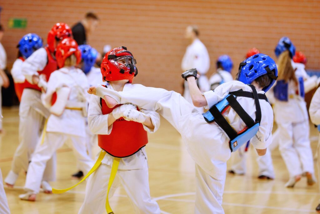 Młodzi zawodnicy karate trenujący kumite